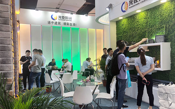 客戶現(xiàn)場(chǎng)咨詢光臣LED亮化燈具