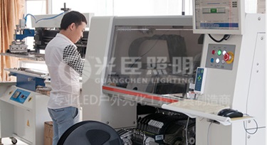 為了產(chǎn)品質(zhì)量，光臣照明LED護(hù)欄管廠家選擇自主貼片