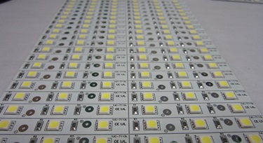 線路板的選擇也很關(guān)鍵，這里我們來(lái)說(shuō)說(shuō)光臣照明LED護(hù)欄管貼片用的線路板