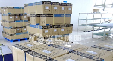 終于趕完貨了，下雪也擋不住我們光臣照明的返鄉(xiāng)計劃!