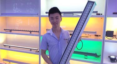 來看光臣男神手上的60W洗墻燈，現(xiàn)正熱銷……