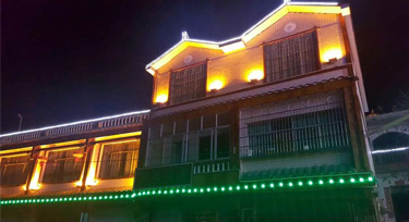 家門口的亮化 投光燈使昏暗的小縣城充滿色彩